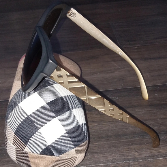 Authentic Burberry BE4220 Matte Black Sunglasses - NWOT - Picture 5 of 7